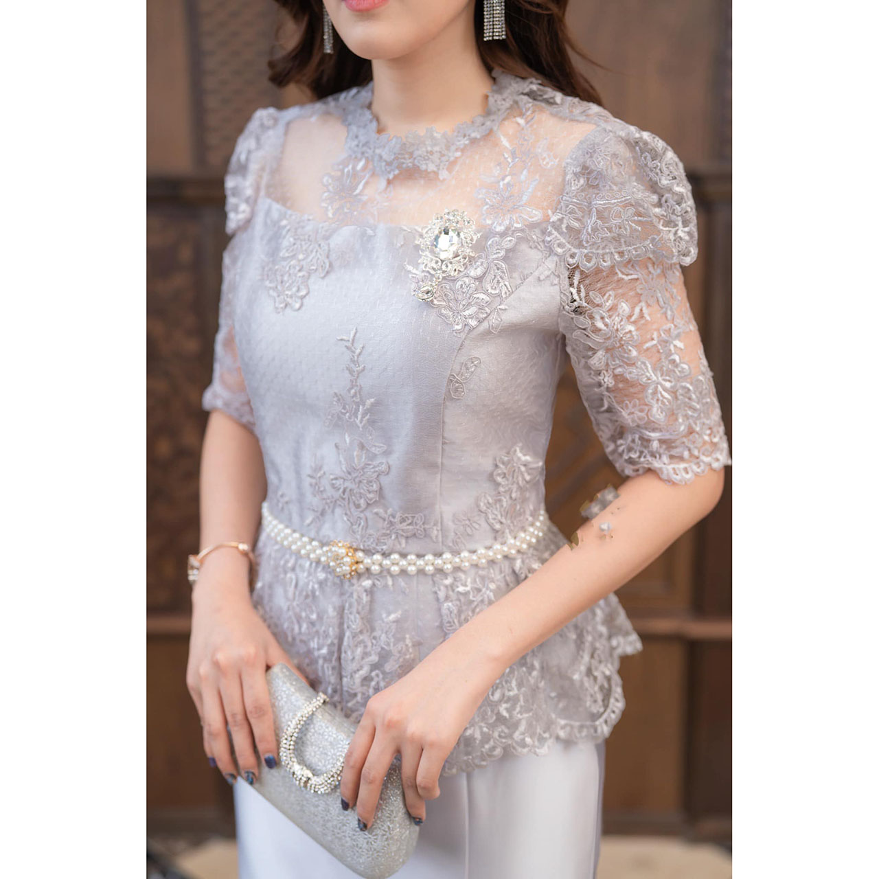 kudapy ชุดผ้าไหมอิตาลีทอสี่เส้นเนื้อผ้ามันเงาสวยหรู ผ้าถุงเย็บสำเร็จ พับทบหน้า เสื้อประดับด้วยลูกไม้ใยบวบคุณภาพดี ปักทอลายดอก