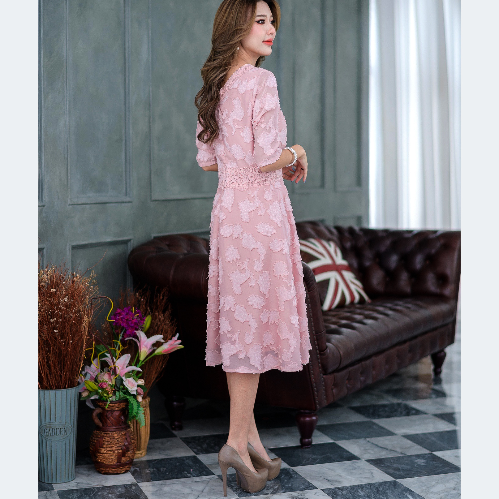 kudapy เดรสสั้นผ้าชีฟองญี่ปุ่นสีชมพูอ่อน/สีน้ำตาลอิฐ เนื้อเบาบางแต่มีการทอแต่งลายปุยๆ ทั้งตัวสวยมากค่ะ ผ้าบางแต่มีน้ำหนัก