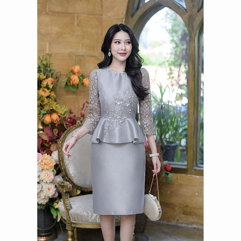 kudapy เดรสสั้นสีชมพู/สีเทา/สีเหลืองทอง ผ้าไหม ดีไซน์เอวระบาย แต่งดอกไม้สวยหวานที่เอวจนถึงช่วงอก รอบคอตกแต่งด้วยมุกเล็กๆเพิ่มความหวาน