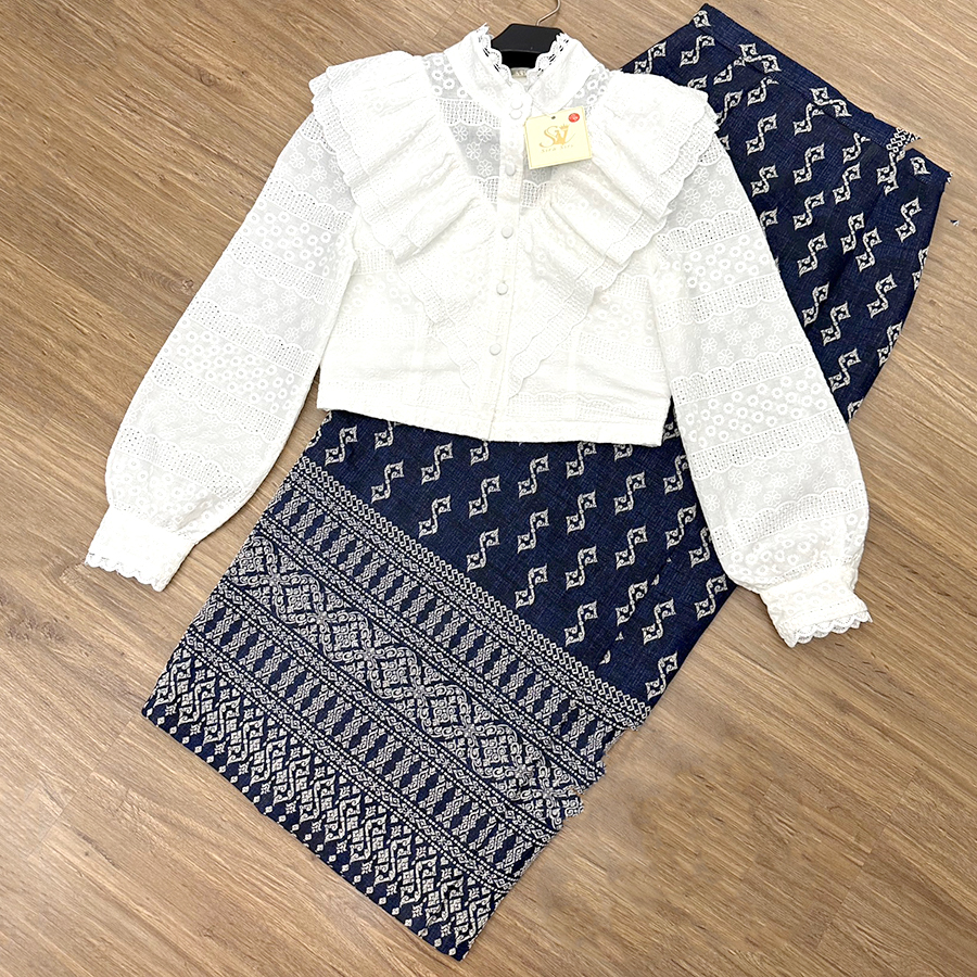 kudapy เสื้อลูกไม้ฉลุสีขาวแขนยาว + ผ้าถุงทอลายสีม่วง สีชมพู สีน้ำเงิน สีกรมท่า เซตเข้าชุดไปงานแต่งสวยๆ