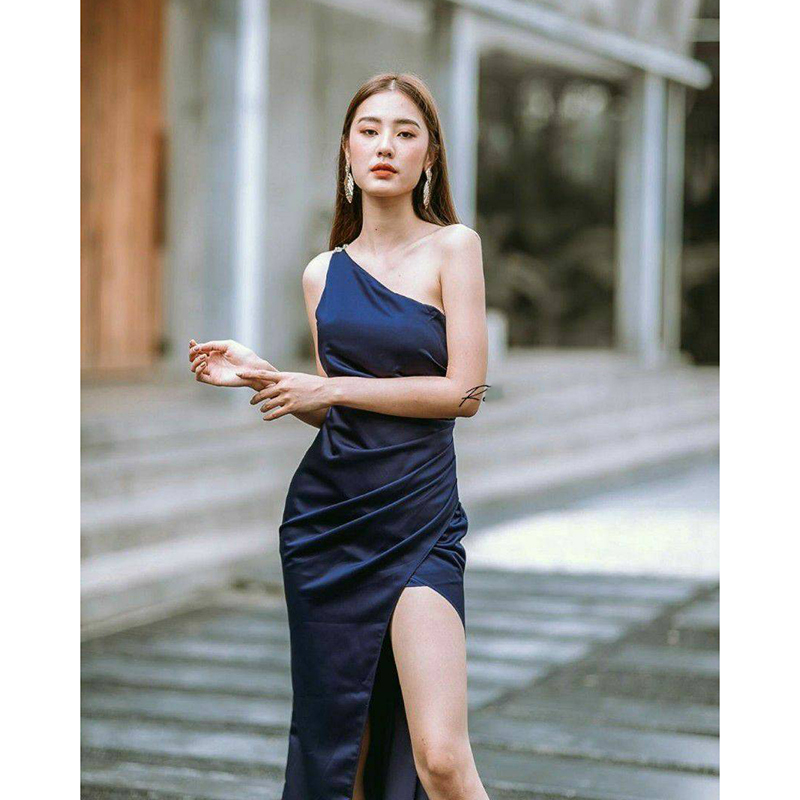 kudapy เดรสยาวสีแดง/สีกรม/สีชาไทย ไหล่เดียว แต่งเพชรสายคู่คาดหลัง ชุดราตรีออกงาน