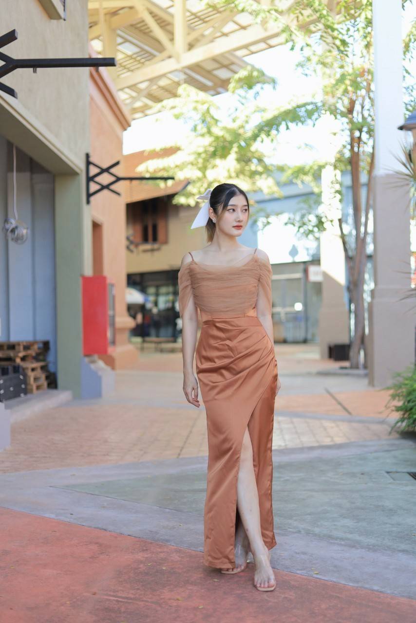 kudapy เดรสยาวออกงาน ปาดไหล่ แต่งสายเดี่ยว เดรสผ้าเครปซาตินเนื้อนิ่มลื่น S M L XL 2XL ยาว 58 นิ้ว