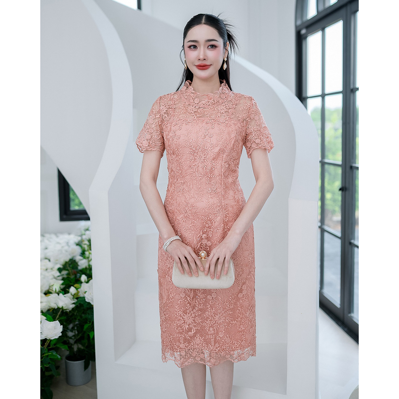 kudapy เดรสสั้นสีโอรส/สีชมพูกะปิ เดรสผ้าลูกไม้ใยบวบดอกลอย แต่งเชิงลูกไม้รอบคอ มีซับในทั้งชุด แต่งซิปหลัง