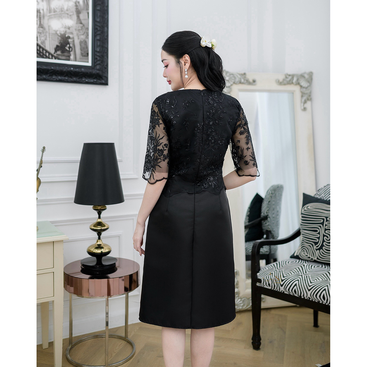 kudapy เดรสผ้าไหมแต่งลูกไม้ช่วงบนดีไซน์แขนยาวทรงสวยสุภาพ แต่งกระดุมด้านหน้าเรียงตัวสวย/เดรสผ้าไหมช่วงบนดีไซน์เย็บคลุมด้วยลูกไม้ซีทรูปักลายดอกไม้สวยหวาน