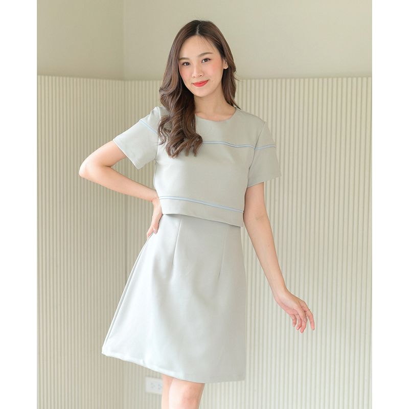 kudapy เดรสสั้นสีมัทฉะ/สีเบจ/สีกรม ทรงเอ ดีไซน์น่ารัก ตัดต่อเหมือนใส่แยกชิ้น จริงๆเป็นเดรสชิ้นเดียว ตัวเสื้อเพิ่มกิมมิคเส้นกุ๊นตัดต่อไปถึงช่วงแขน