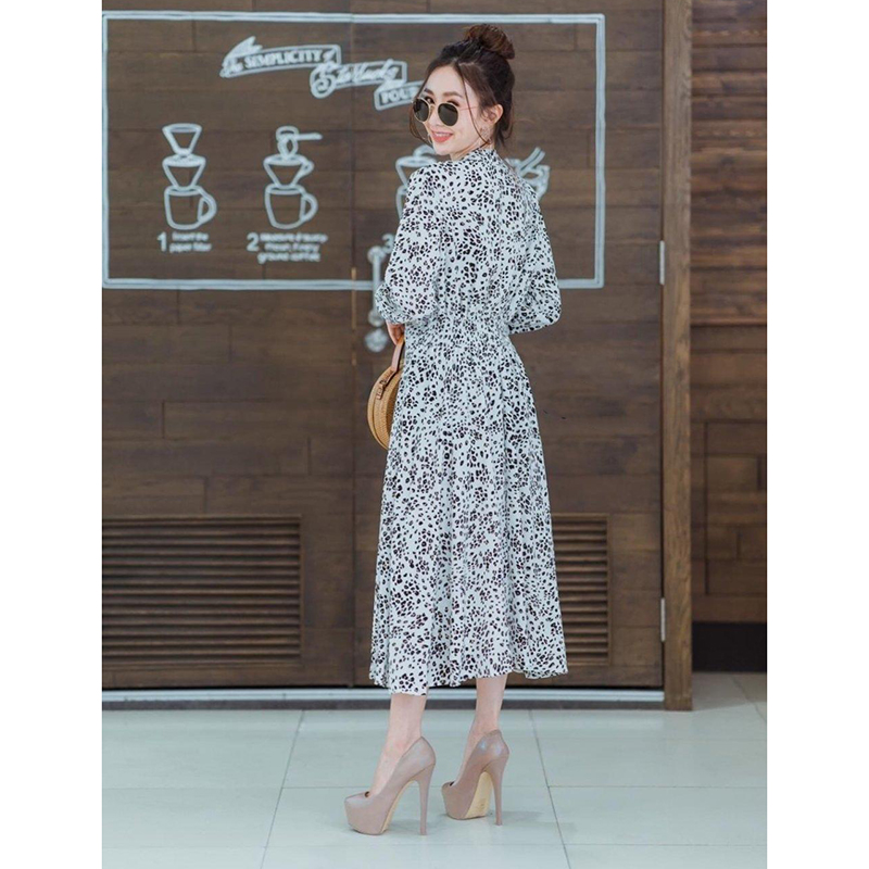 kudapy เดรสยาวสีขาว/ดำ แขนยาวพิมพ์ลายดีไซส์สวย ดีเทลคอปาด ตัวกระโปรงพริ้วๆ ลายผ้าคมชัด ใส่สบาย