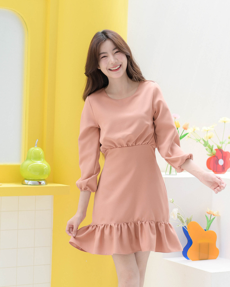 kudapy เดรสแขนยาวคอกลม จั๊มที่ปลายแขนเบาๆ รูดเอวเพิ่มเลเยอร์เก๋ๆ แต่งระบายชายพลิ้ว ผ้าใส่สบาย