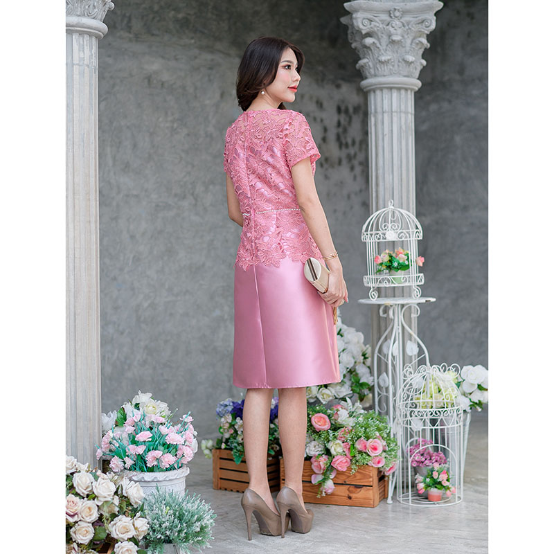 kudapy เดรสสั้นสีชมพู/สีเทา/สีม่วง ลูกไม้เงาทอลายแน่นสวย ลูกไม้คัดเกรด ซูมดูเนื้อผ้าได้เลย ป็นทรงแขนสั้น เอวต่อ แต่งเชิงผ้าสวยช่วงปลายเสื้อ รอบเอวประดับด้วยมุกหวาน