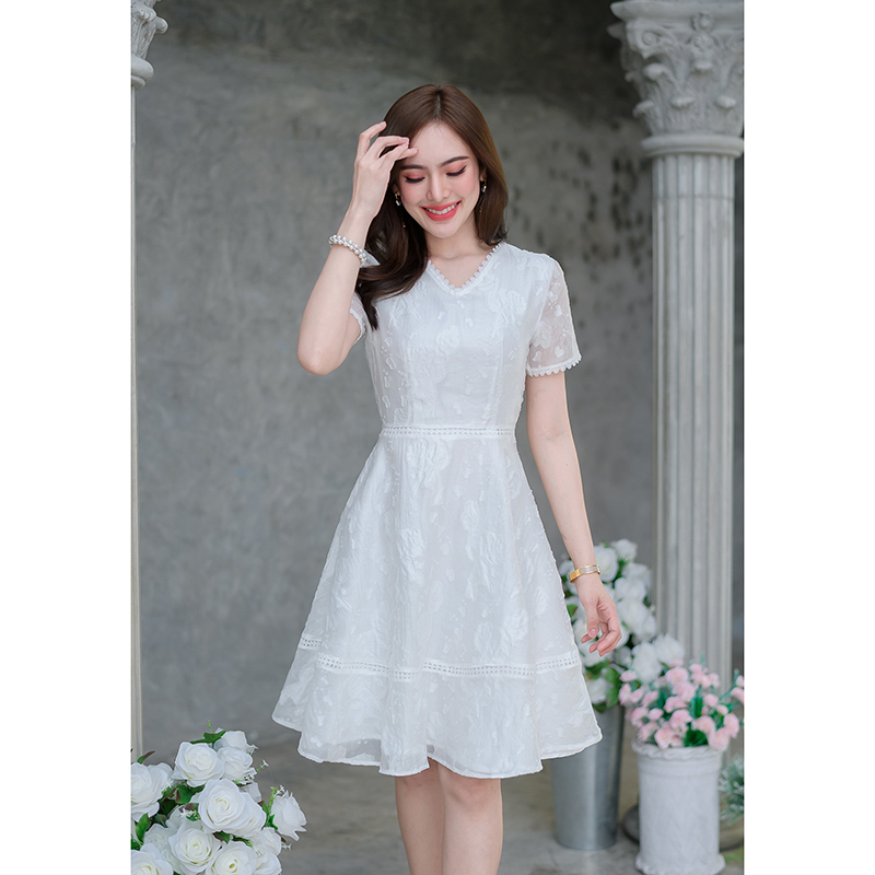 kudapy เดรสสั้นสีขาว/สีฟ้า ผ้าผสมมีเทคเจอร์ลายดอกนูนสวย แต่งด้วยลูกไม้ทั้งตัว รอบคอ รอบปลายแขน