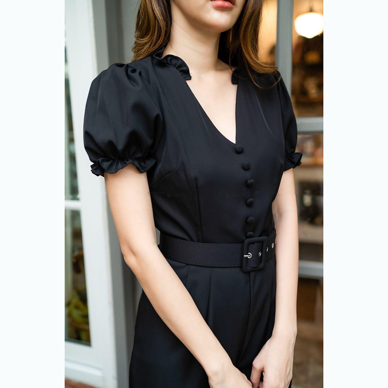 kudapyจั๊มสูทขาสั้นสีดำ/น้ำตาล ทรงเป๊ะมากๆ ค่ะรุ่นนี้ ผ้าเนื้อดีทิ้งตัว แต่งดีเทลคอจีบ ระบายรอบ จั๊มปลายแขน