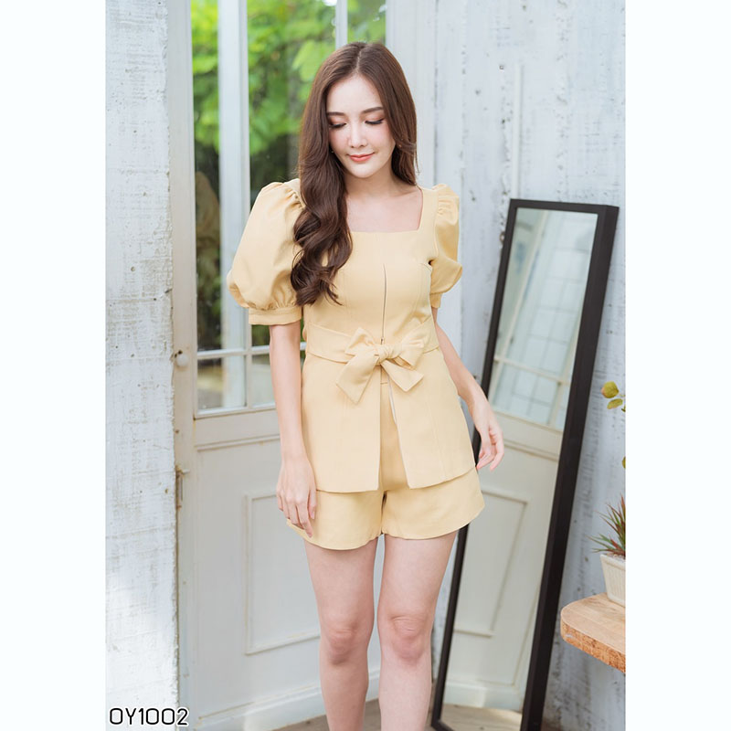 kudapy เซตขาสั้นสีเขียว/สีครีม สายสายรอบเอวใส่แล้วดูดีสวยน่ารัก