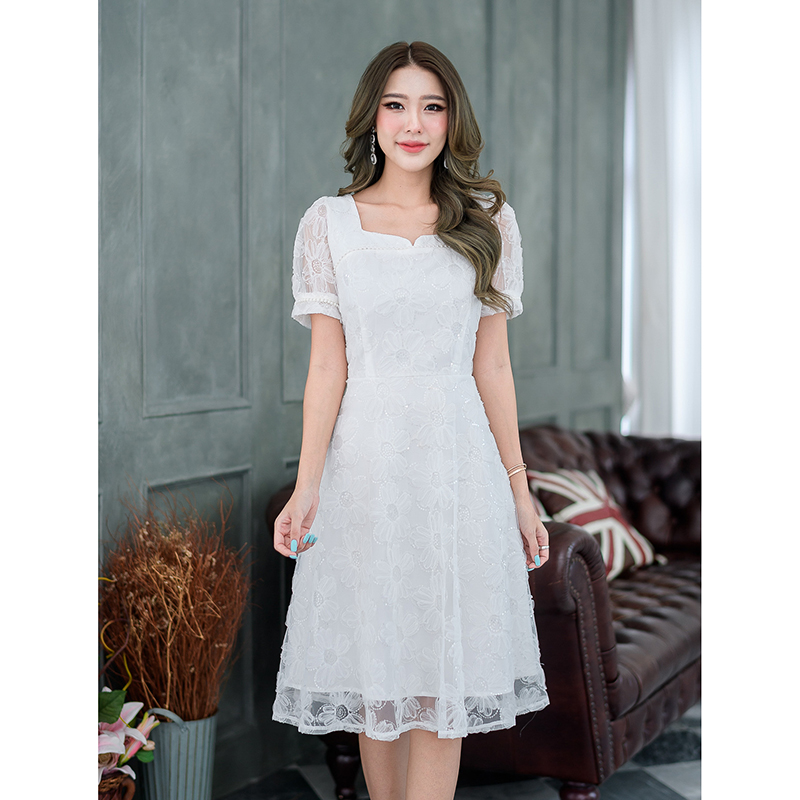 kudapy เดรสสั้นสีขาว/สีน้ำตาลทองอ่อน ผ้านุ่มฟูลายดอกไม้ ผ้าตาข่ายลายนูนฟู ลายดอกไม้ รอบดอกไม้ตกแต่งด้วยเลื่อมใสๆรอบดอกไม้