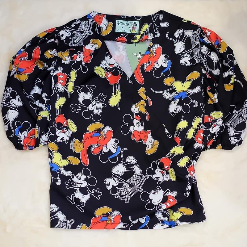 kudapy เสื้อพิมพ์ลายมิกกี้เม้าส์สีม่วง ทรงป้ายคอV งานน่ารัก มีสายข้างเอว