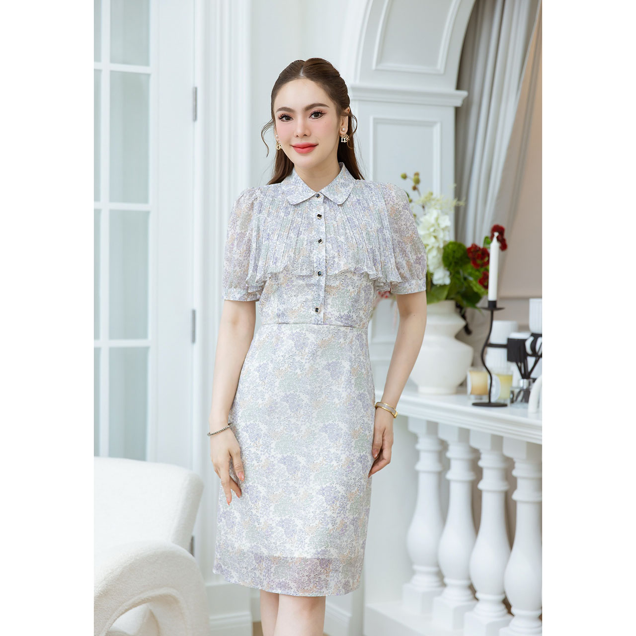 kudapy เดรสคอปกอกพลีทระบาย ลายดอกเล็กสวยละมุน ดีเทลสวยเก๋มากๆ ช่วงอกเป็นกระดุมใบโควเวอร์ดำ