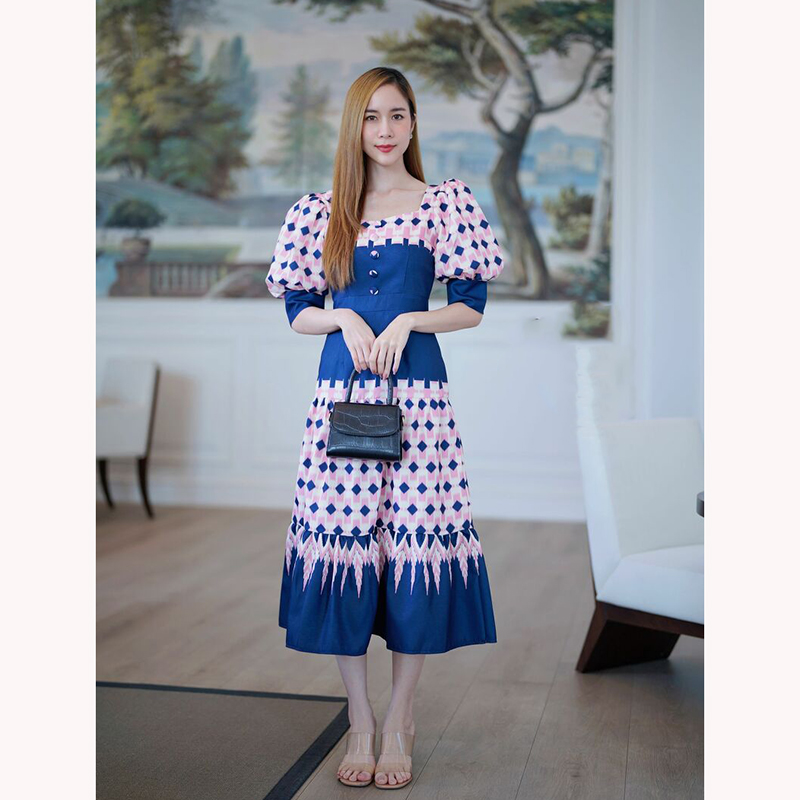 kudapy เดรสยาวสีกรม/สีชมพู คอเหลี่ยมกระดุมหน้าชายระบายลายไทย