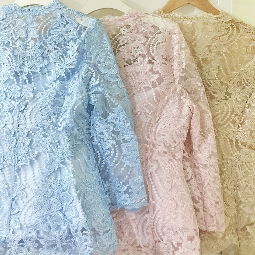 kudapy SET 2 ชิ้น เสื้อลูกไม้+กระดปรงสั้นสีฟ้า สีทอง สีชมพู แขนยาวแขนมีซับผ้ามุ้ง คอวี มีซับในในตัว