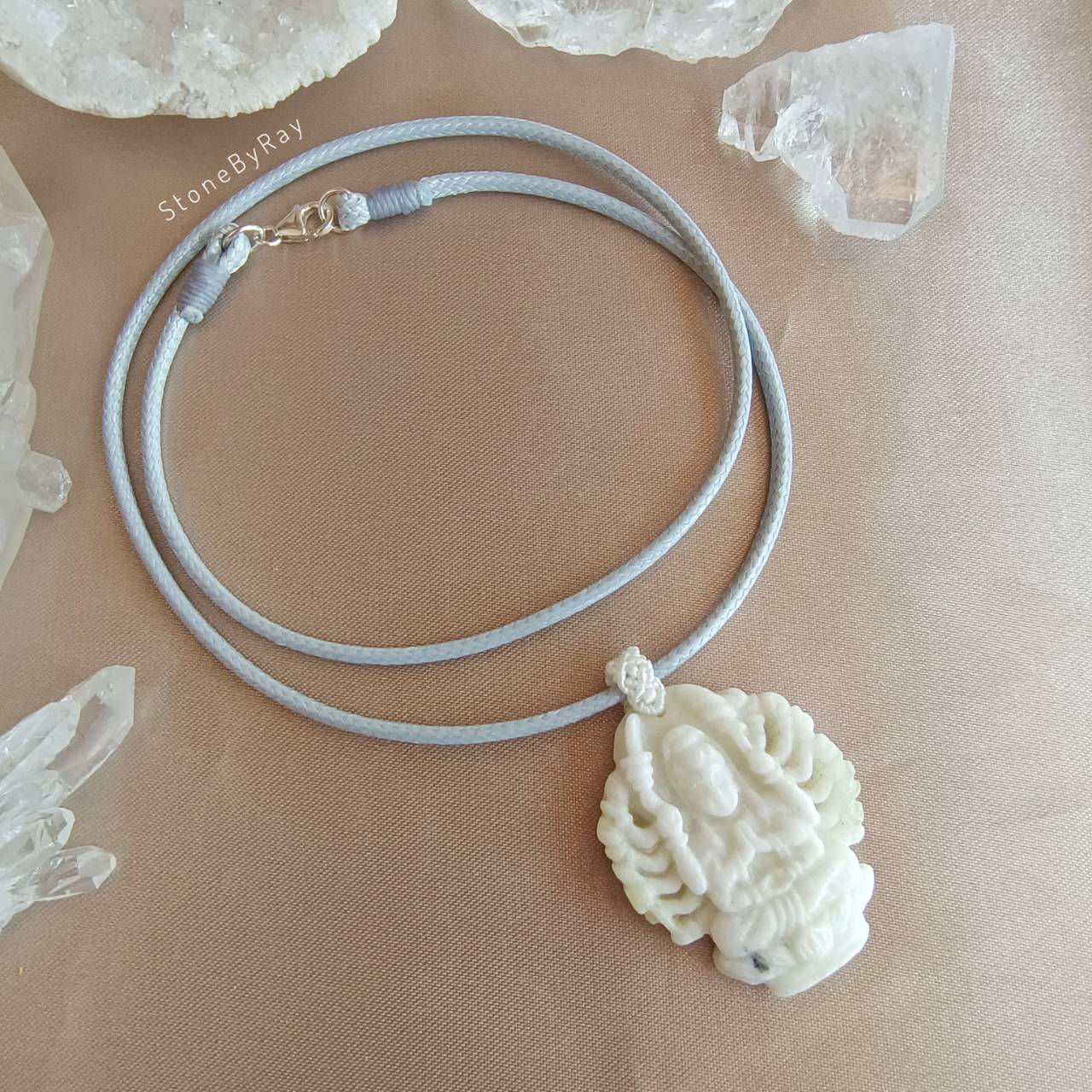 สร้อยคอเชือกกับจี้หินเซอร์เพนไทน์แกะสลักเจ้าแม่กวนอิมพันมือ