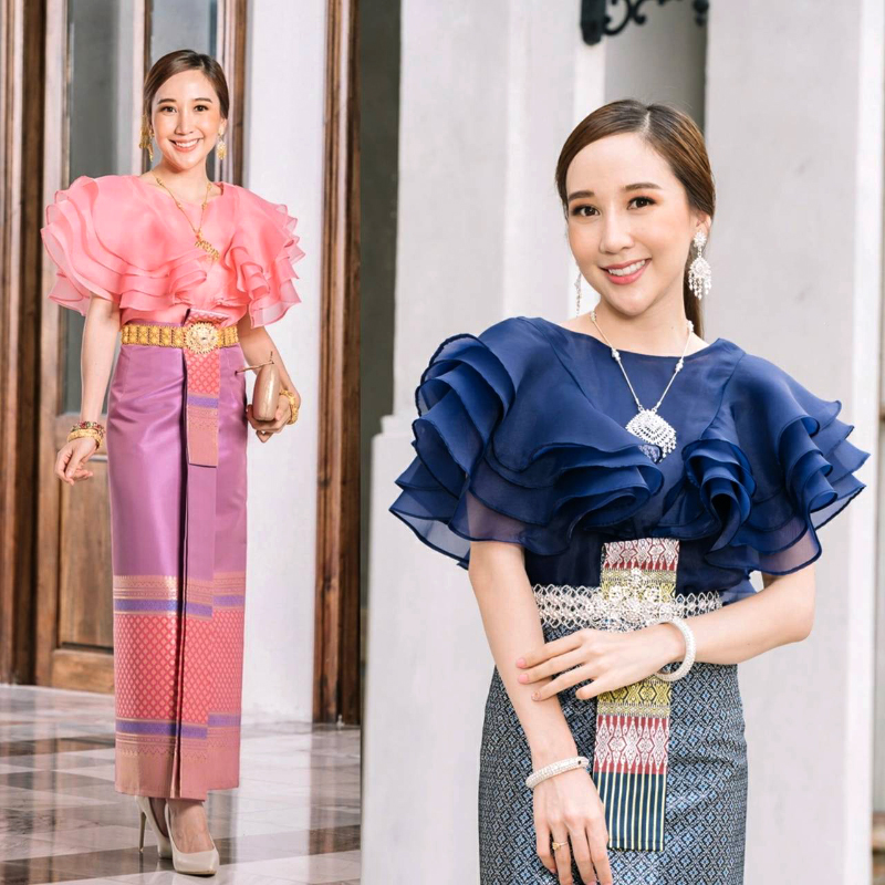 kudapykudapy เสื้อไปงาน ผ้าแก้วคอปาดแคบสีชมพูเข้ม/สีน้ำเงินกรมท่า แต่งระบายช่วงแขนเป็นทรงหน้าอก V Shape ระบาย 4 ชั้นสวยหรูมากๆค่ะรุ่นนี้ ขายดีสุดๆ
