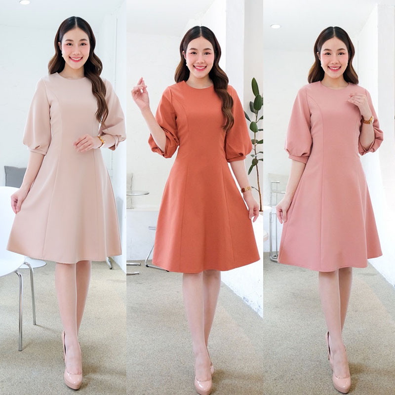 kudapy เดรสสั้นสีชมพูเข้ม/สีครีมเบจ/สีชาไทย คอกลม แขนสามส่วน ปลายแขนจีบบอลลูน ช่วงตัวตีเกร็ดเอว เข้ารูป กระโปรงบาน พรางสะโพก ซิปหลัง ใส่ง่าย