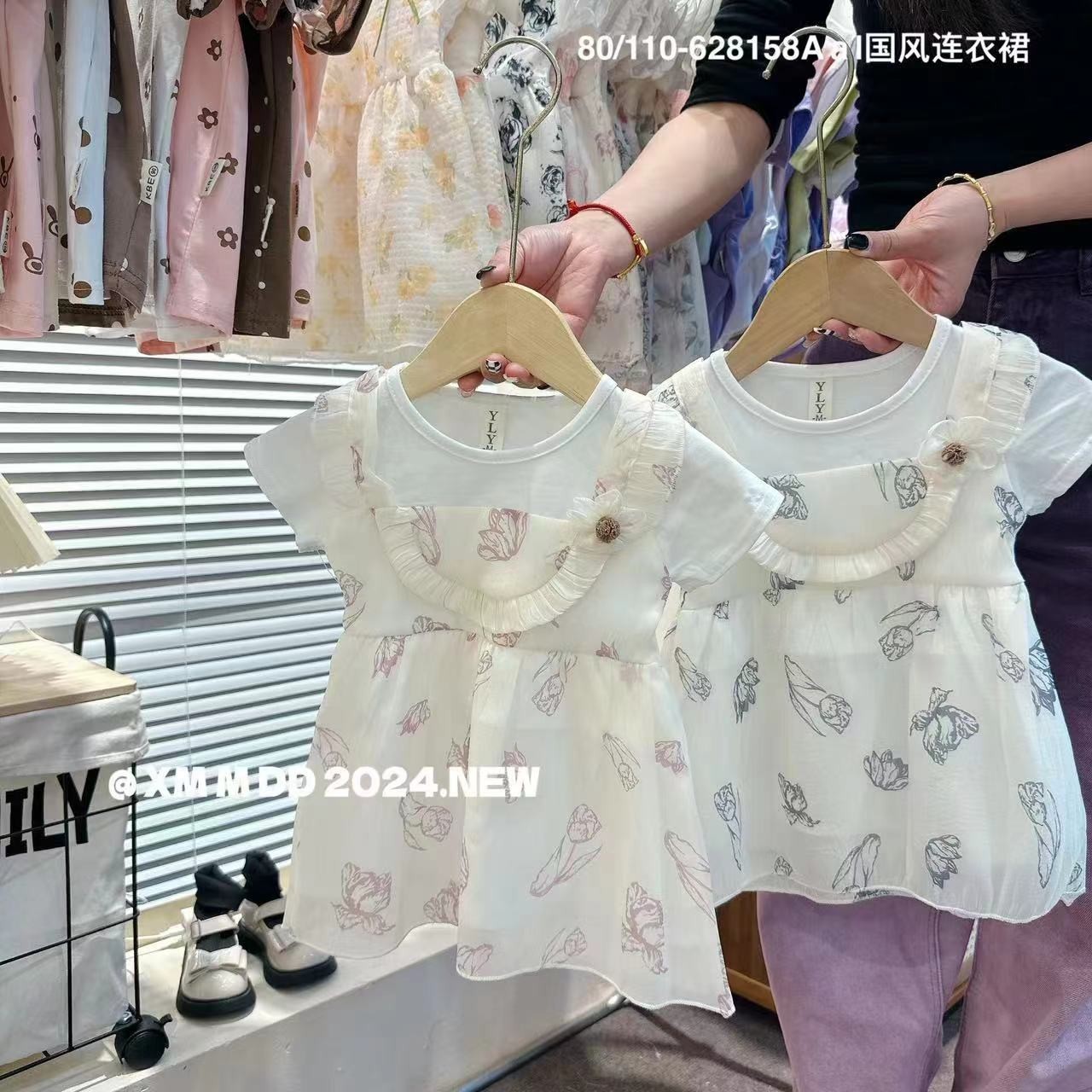ชุดเดรสกระโปรง เสื้อคอกลม แต่งเอี๊ยมระบาย ลายดอกไม้