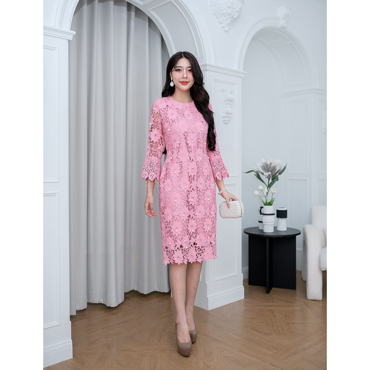 kudapy เดรสสั้นสีเขียว/สีชมพู ผ้าลูกไม้ถัก ผ้าทอลายดอกไม้หนานุ่ม งานดีไซน์คอกลม ปลายแขนแต่งระบาย ความยาวคลุมเข่า