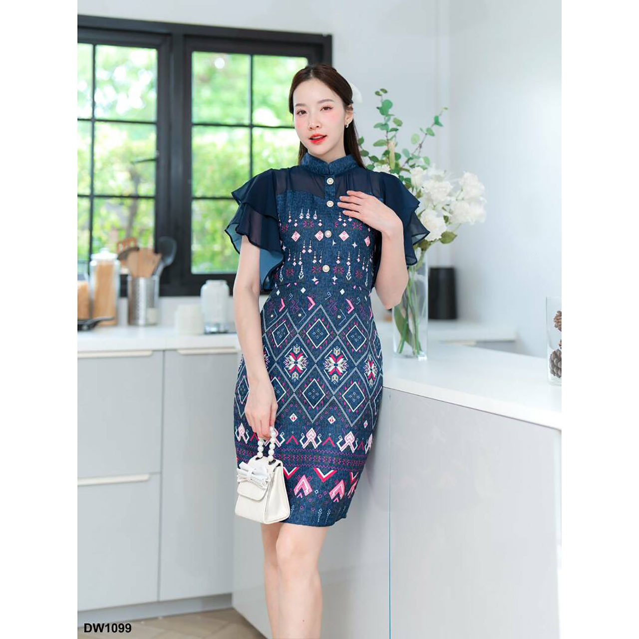 kudapy เดรสสั้นสีฟ้า/สีกรม/สีแดง/สีขาว ผ้าลายไทย ไหล่ลูกไม้หัวใจ