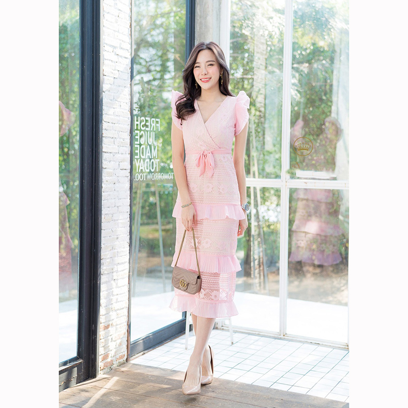 kudapy เดรสยาวสีชมพู/สีแดว ลูกไม้คอวีแขนกุดระบายกระโปรงระบาย 3 ชั้น ใส่สวยดูดีน่ารัก