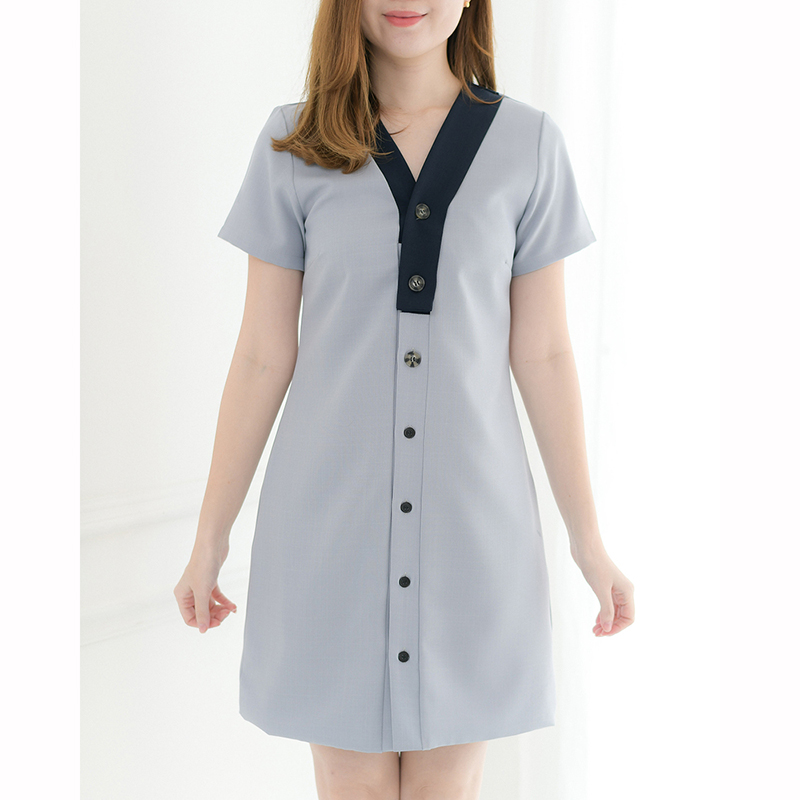 kudapy เดรสสั้นสีดำ/สีเทาฟ้า/สีโอวัลติน/สีม่วง แขนสั้น เล่นดีเทลกระดุมสองเฉดบนสาบหน้า ตัวสาบหน้าทำลิ้นด้านในไว้ยาวมาก