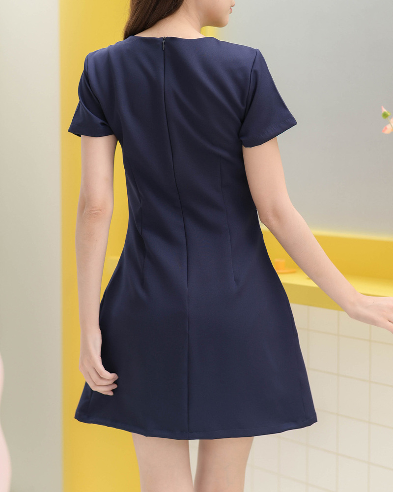 kudapy เดรสแขนสั้นคอวี ดีไซน์กระเป๋าหน้าจับจีบทวิสเพิ่มกิมมิคความน่ารัก แต่ยังคงเน้นความใส่สบาย เนื้อผ้าหนานุ่มมีน้ำหนัก