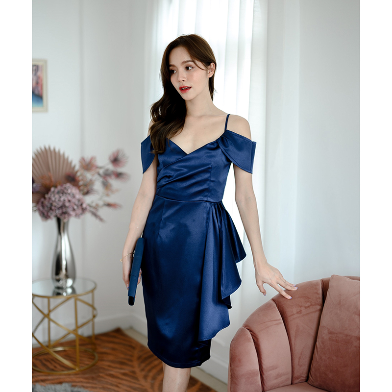 kudapy เดรสสั้นสีชมพูกลีบบัว/สีกรม/สีทองอมชมพู ช่วงอกเป็นอกป้าย จับจีบเดรป เซ็กซี่เล็กๆ แขนเป็นสายเดี่ยวมีผ้าปิดต้นแขน ช่วยพรางต้นแขนได้