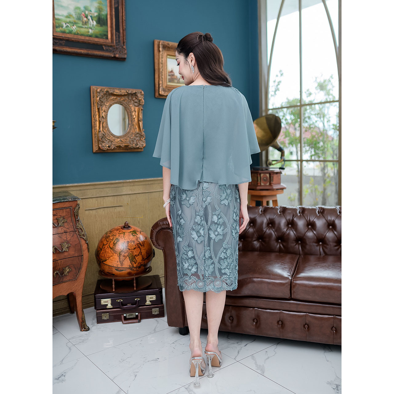 kudapy เดรสสั้น ผ้าลูกไม้ปักเงา ดีไซน์คลุมไหล่สวยหรู ตัวเนื้อผ้าลูกไม้รุ่นนี้ปักลายดอกไม้