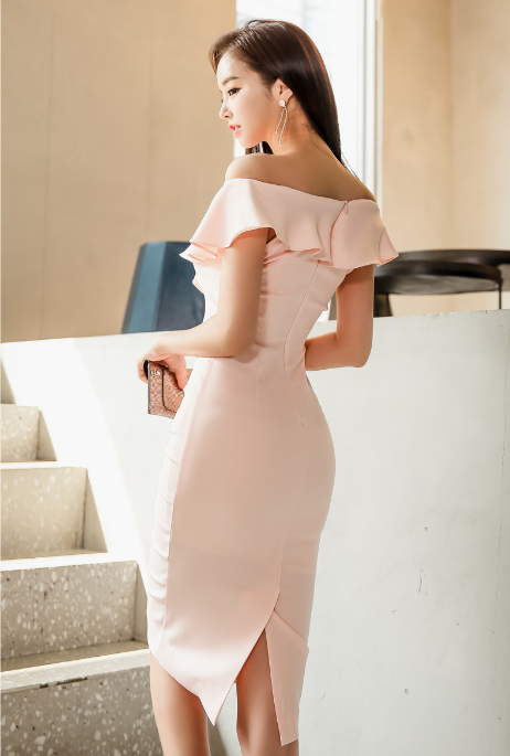 ชุดเดรสผ้าโพลีเอสเตอร์สีชมพูโอรส ดีไซส์เปิดไหล่