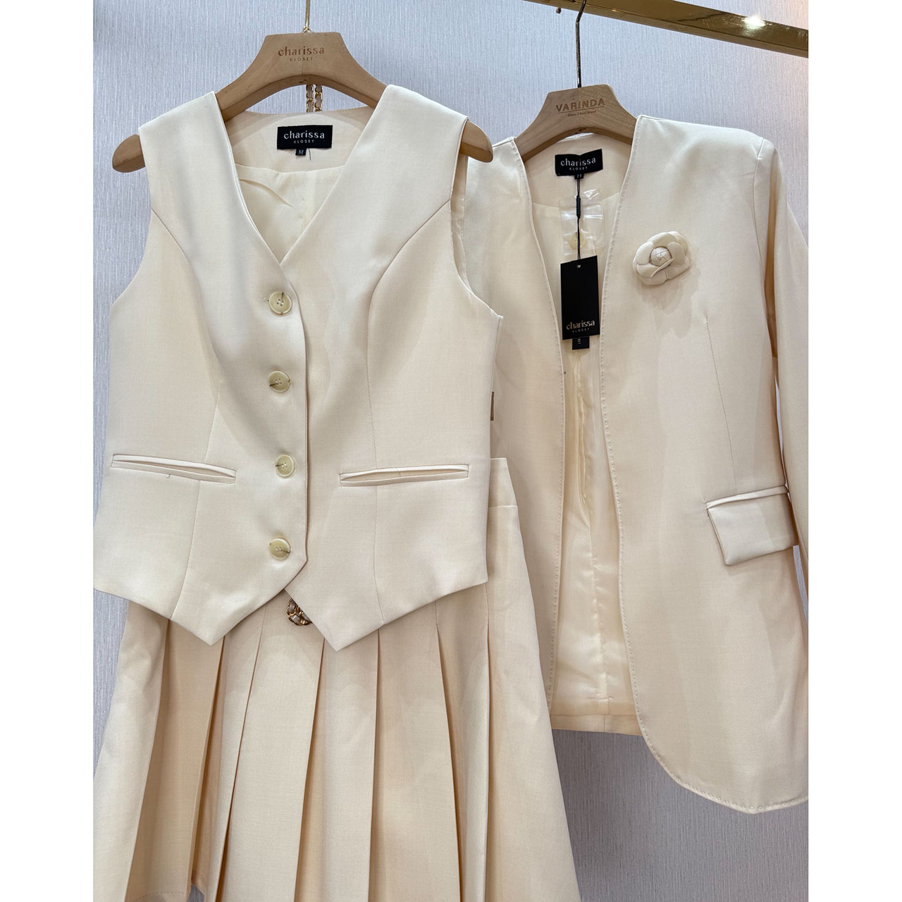 kudapy เซ็ท 4 ชิ้น เสื้อสูท+เสื้อ vestด้านใน +กระโปรง(กางเกงเป็นซับใน)+เข็มกลัดดอกไม้ ใช้ผ้าเดียวกันทั้งเซ็ท ตัวเสื้อสูทมีซับในอย่างดี