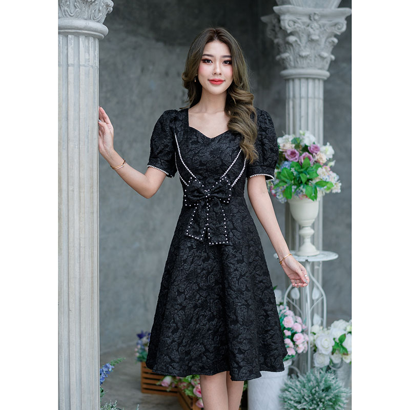 kudapy เดรสสั้นสีชมพู/สีดำ ผ้าลิลลี่ผ้ายอดนิยมขายดีของทางร้านค่ะ ผ้านุ่มลายสวย กระโปรงบาน คอเหลี่ยม มีดีเทลแต่งโบว์ด้านหน้าช่วงเอว