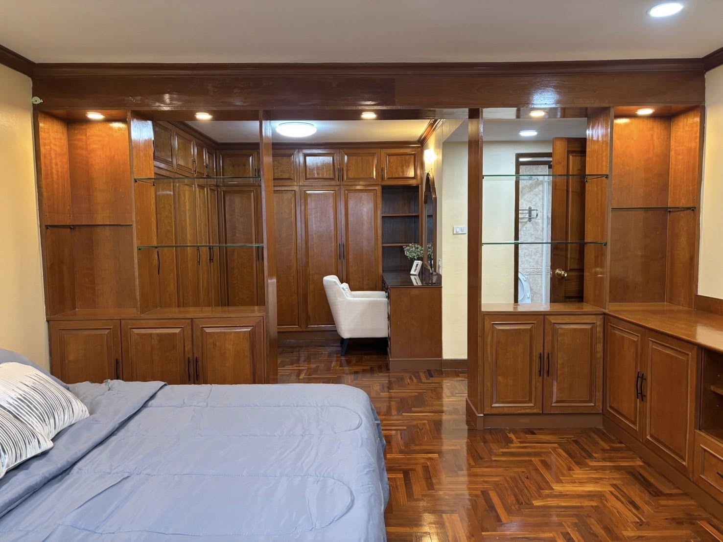 High Rise โซนพื้นที่ MRTหัวลำโพง ท่าเรือสี่พระยา จุฬา ให้เช่าห้องแบบ 1ห้องนอน 1ห้องน้ำ คอนโด Si Phraya River View (สี่พระยา ริเวอร์ วิว) ขนาดห้อง 64 ตรม. ชั้น 12