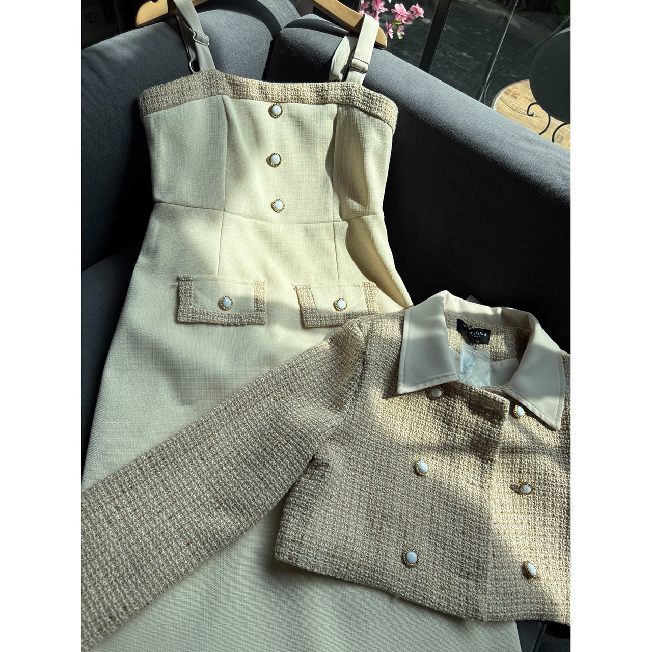 kudapy เซ็ทเดรส+เสื้อครอปสั้น เดรสมีซับในทั้งชุดเดรสใช้ผ้าทวิตญี่ปุ่น ด้านหน้าแต่งกระดุม 3 เม็ดเพิ่มความน่ารัก แต่งกระเป๋าหลอกซ้าย ขวา ซิปหลัง