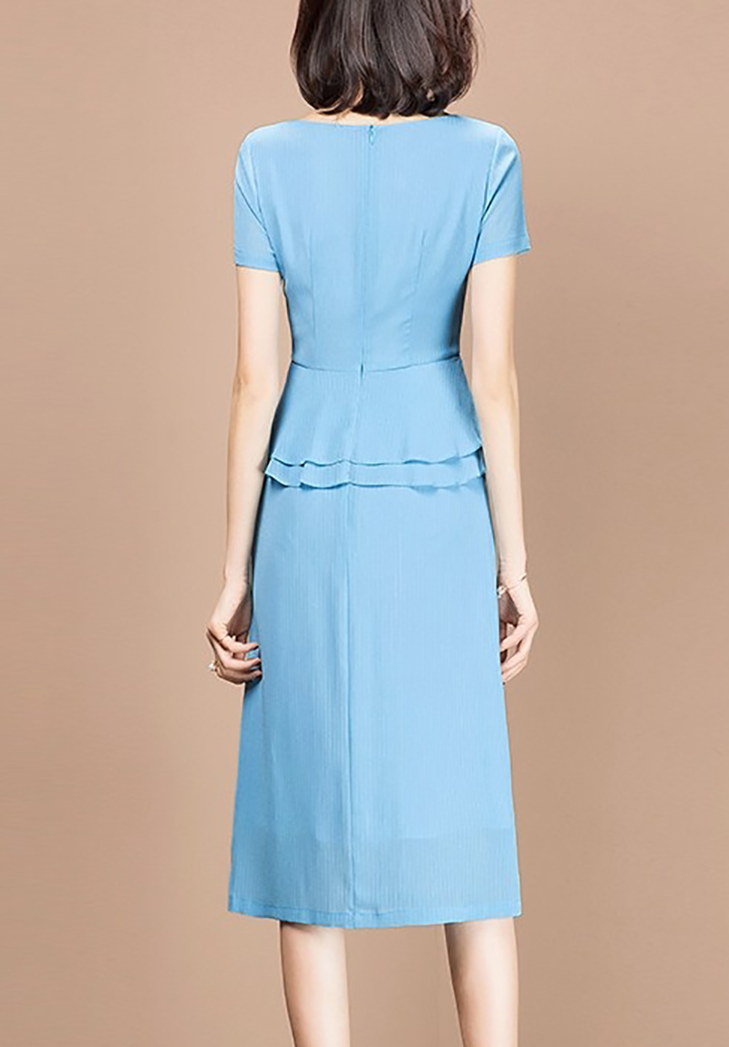 ชุดเดรสสีฟ้าผ้าชีฟองเนื้อดี ผ้านิ่มมาก มีลายเส้นในตัว