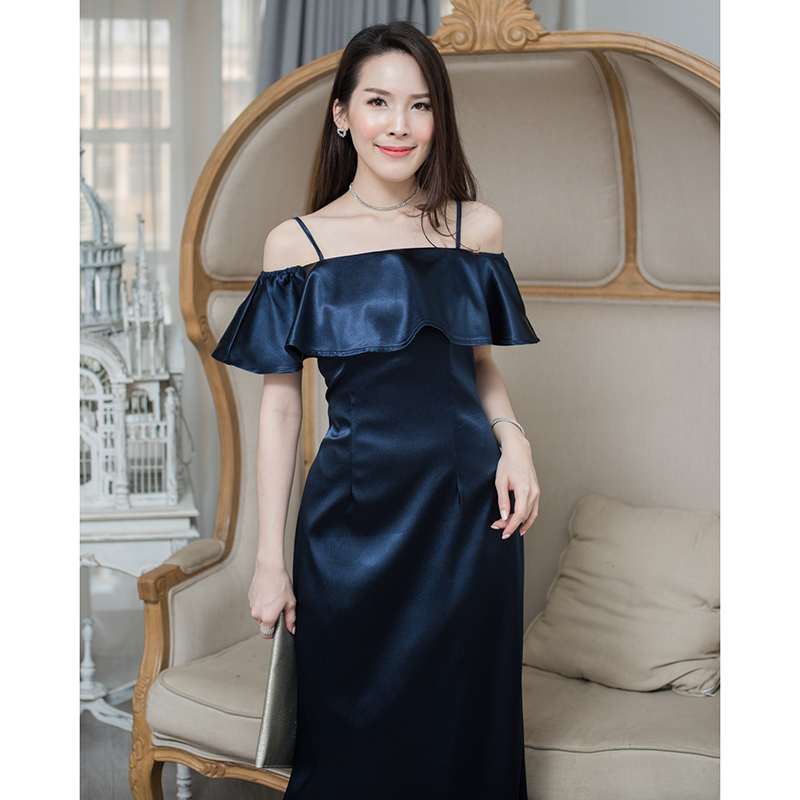 kudapy เดรสยาวเปิดไหล่สีกรมท่า ทรงระบายช่วงอก มีสายเดี่ยวเล็กๆใส่ง่ายไม่หลุดจร้า เดรสผ้าซาตินนุ่มลื่นใส่สบายค่ะ