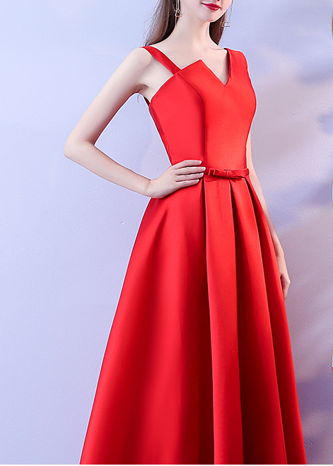 ชุดราตรียาวไหล่เดียวสีแดง แต่งดีเทลที่ไหล่งานสวยตามแบบ งานผ้าเงาสวยหรูมาก