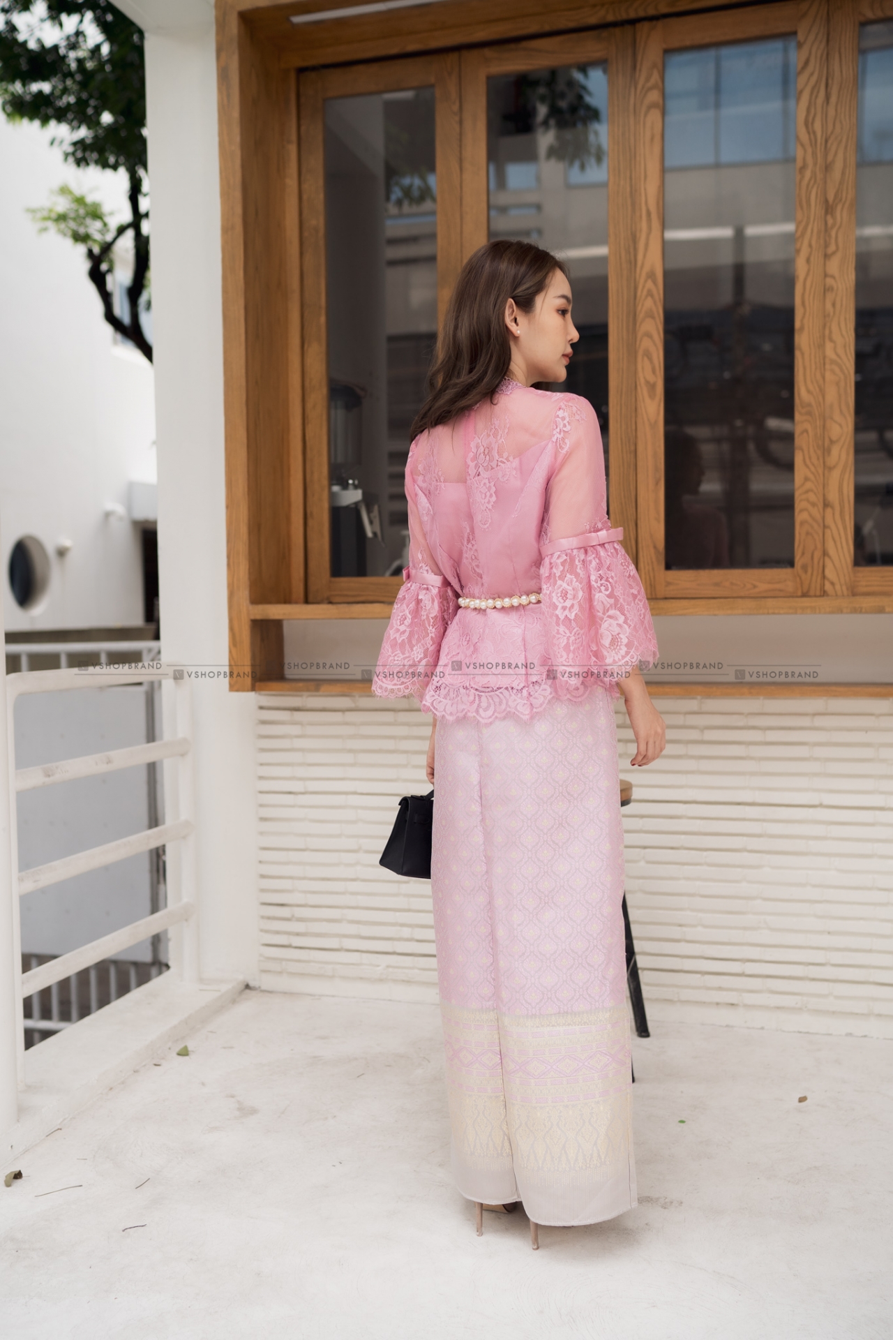 kudapy ชุดเซตไปงานแต่งสีขาว/สีชมพู set เสื้อลูกไม้แขนกระดิ่งยาวสามส่วน+ผ้าถุงผ้าไหมอิตาลี งานสวยเนี๊ยบมาก