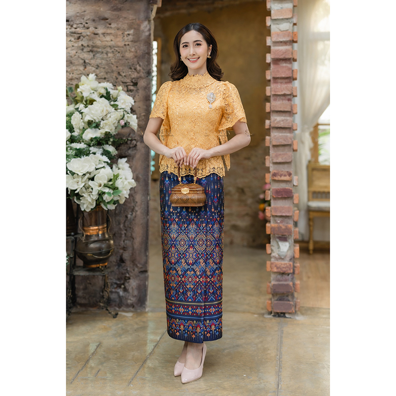 kudapy เสื้อลูกไม้พรีเมี่ยมสวยแดง / ทอง ผ้าลูกไม้ 3 มิติดอกนูน มีชิปซ่อนหลัง แขนดีไซค์เก๋ ปักเลี่ยมสวยงาม (เฉพาะเสื้อ 1890) ทั้งชุด 3990 ส่งฟรี