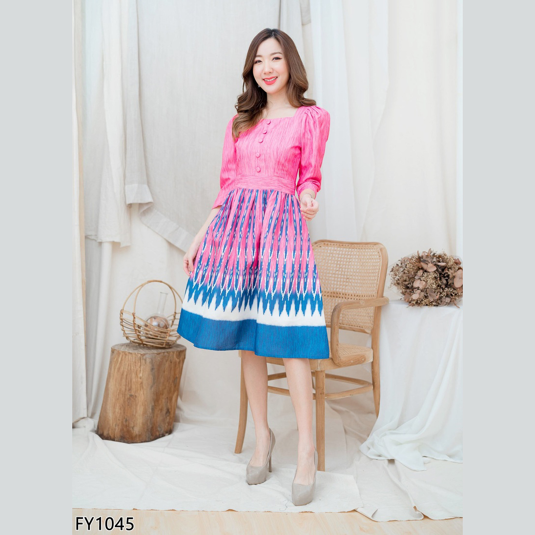 kudapy เดรสสั้นผ้าไทยแขนสามส่วนสีชมพู/สีแดง เดรสคอเหลี่ยมกระดุมหน้าไหล่ยกแขนตุ้กตา ซิบหลัง