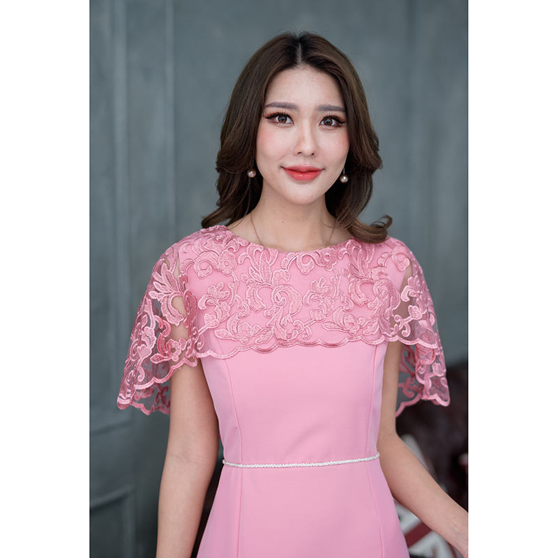 kudapy เดรสออกงานสไตล์หรูหรา ดีไซน์ตัวเดรสด้วยผ้าพื้นเนื้อดีตัดเย็บทรงหางปลา ช่วงบนคลุมไหล่ด้วยผ้าลูกไม้ปักเงา เป็นปีกคางคาว