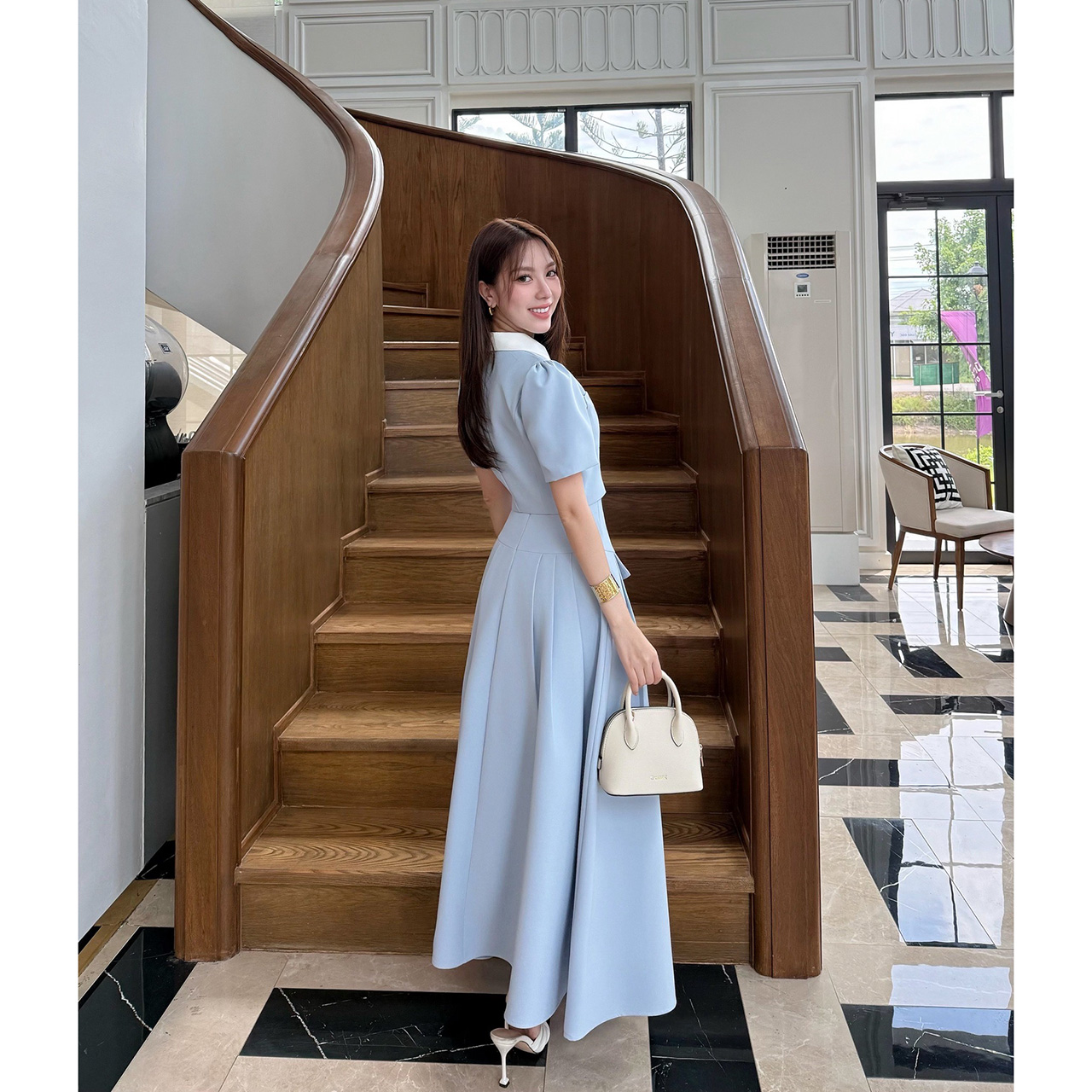 kudapy ชุดเซ็ทเสื้อทรงครอป กระดุมจริงรูปดอกไม้สีเงิน แต่งปกสีขาว มาพร้อมกับกระโปรงยาวซิปหลัง แต่งกระเป๋าหลอกด้านหน้า