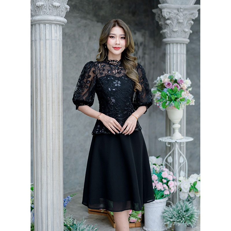 kudapy เดรสสั้นสีดำ ลูกไม้ปักเลื่อมดีไซน์ต่อกระโปรงชิฟฟ่อนพริ้วๆ ช่วงคอเสื้อดีไซน์คอคั้งด้วยเชิงผ้าลุกไม้