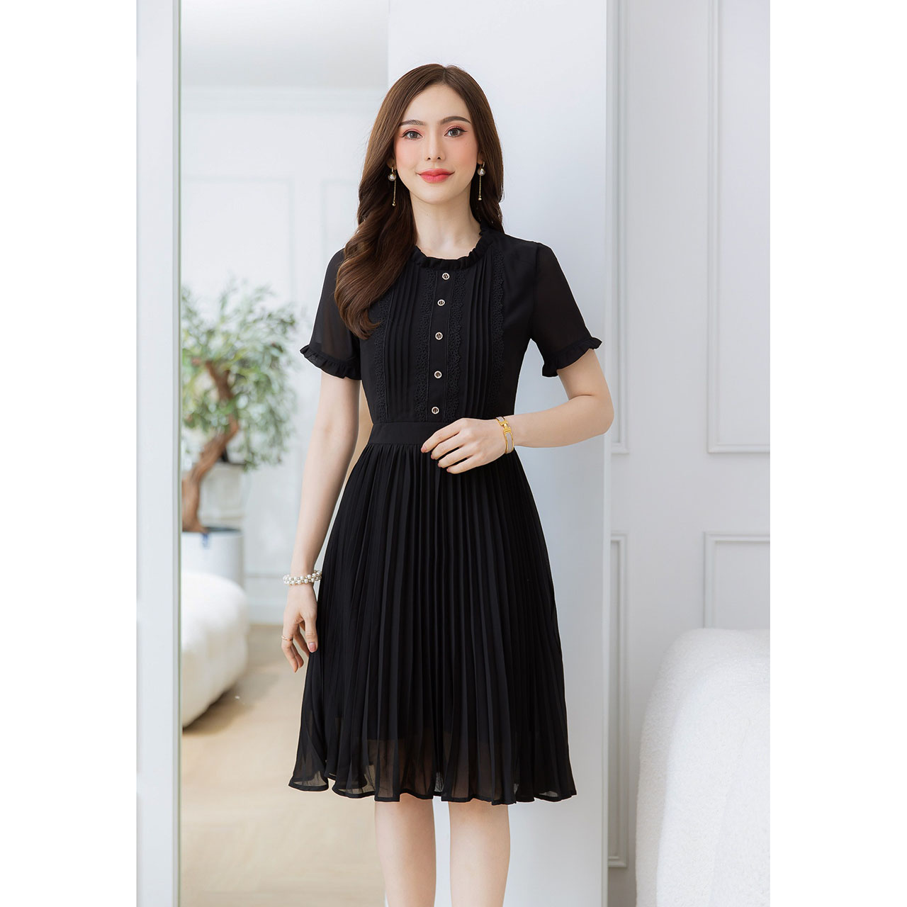 kudapy เดรสสั้นสีดำ ชีฟองกระโปรงพลีท สวยหวาน ผ้าพริ้วสวย ช่วงอกมีดีเทล เย็บตีเกล็ดสี่เลเยอร์ แต่งด้วยลูกไม้สี่เส้น