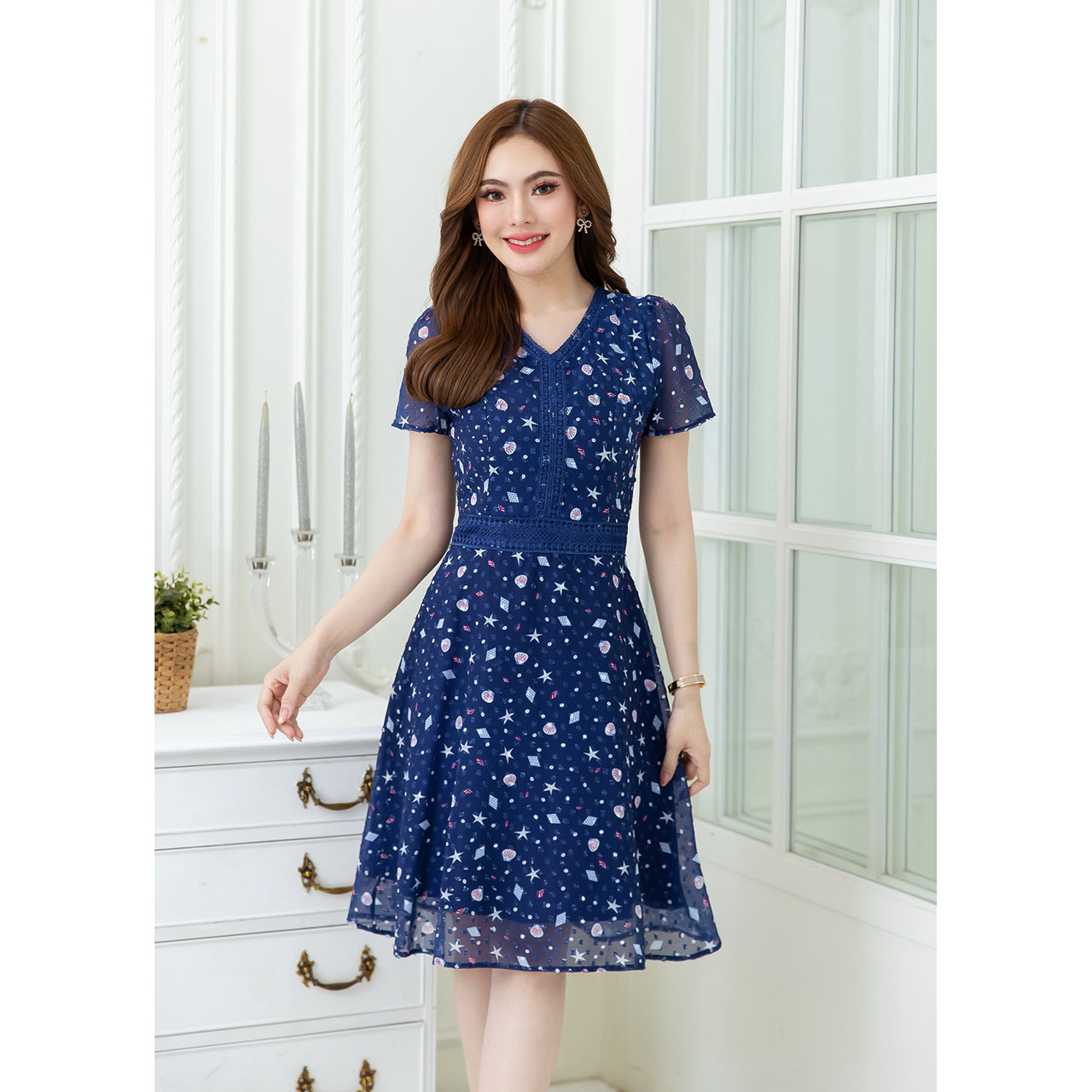 kudapy เดรสสั้นสีกร/สีแดง ผ้าชีฟองเทคเจอร์นูนพิมพ์ลาย ดีเทลแต่งลูกไม้รอบคอและเอว แพทเทิร์นเรียบง่าย ใส่สบาย