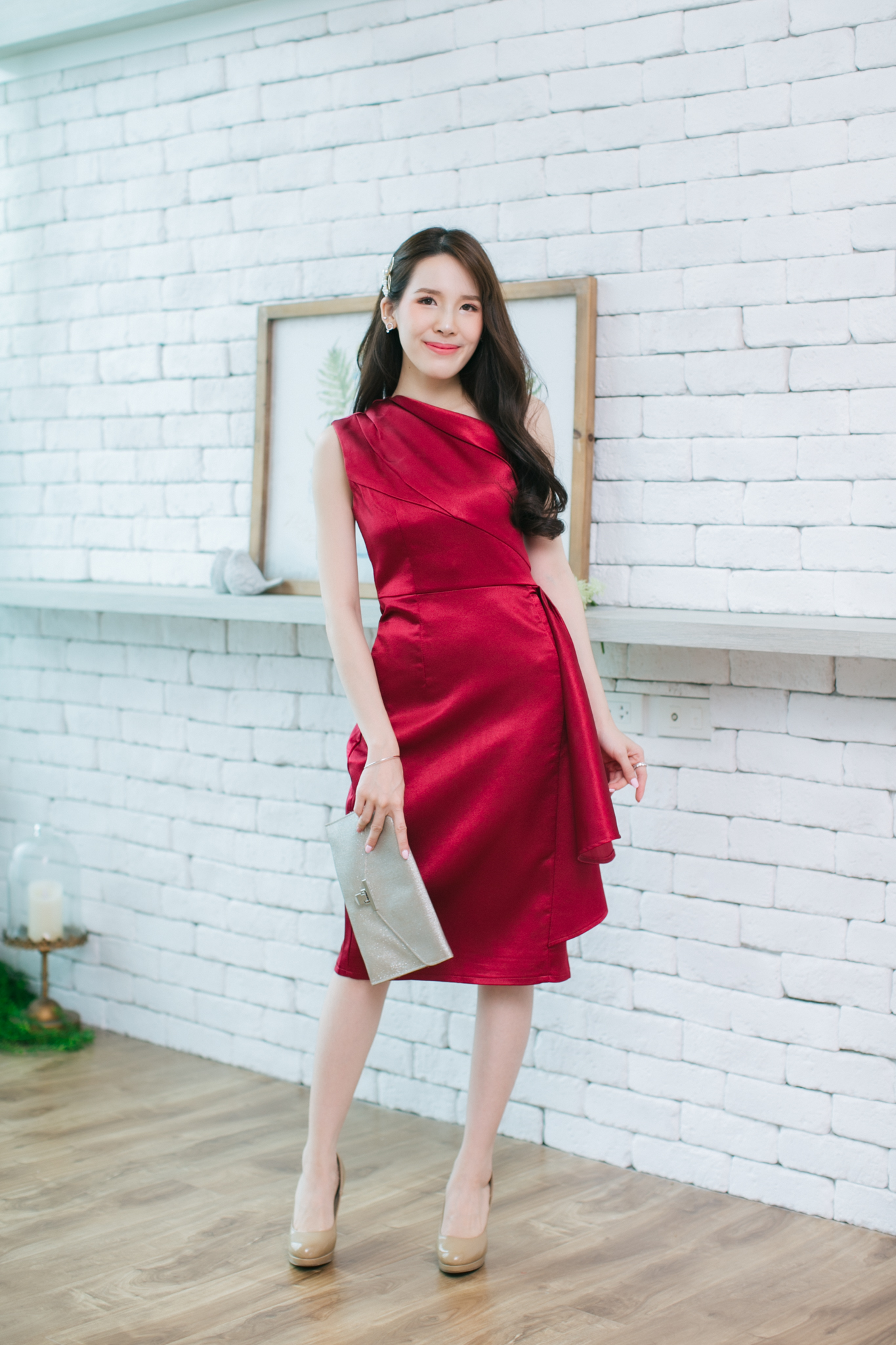 kudapy เดรสสั้นไหล่เดี่ยวสีแดงไวน์ จับจีบที่ไหล่ กระโปรงแต่งผ้าเป็นเลเยอร์ด้านข้าง งานหรูหรา ใส่ออกงานได้ทุกงานจร้า