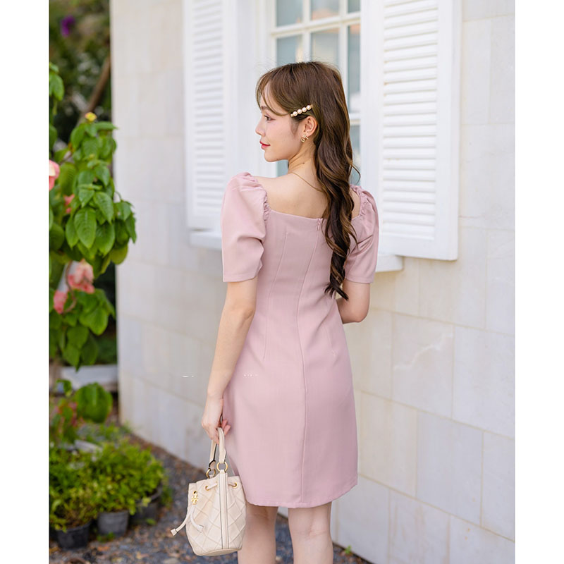 kudapy เดรสสั้นสีชมพู/สีครีม/สีกรม คัตติ้ง ตัวเดรสเป็นทรงอกป้ายคอวี ดีเทลเริ่ดๆ จับเดรปช่วงลำตัวสวยมาก กระโปรงเฉียงป้ายด้านหน้า