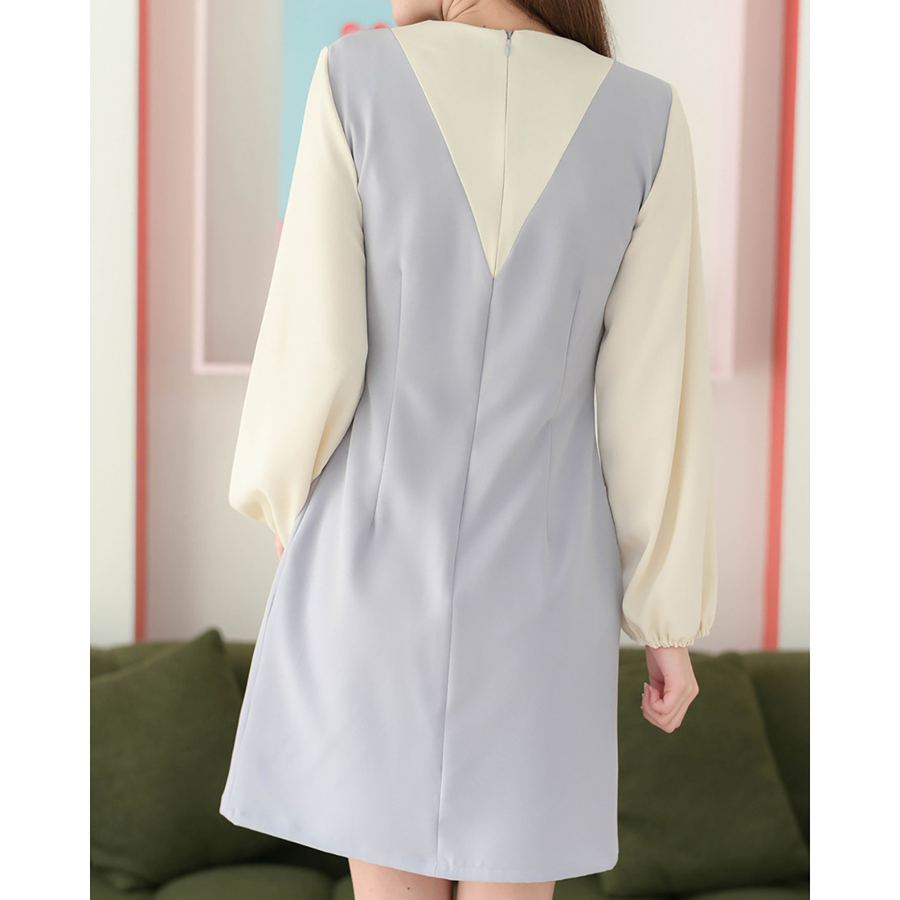 kudapy เดรสคอกลมแขนยาว ดีไซน์ตัดต่อเหมือนใส่เอี๊ยมคอวีทรงลึกเล่นสีทูโทนพาสเทล รูดจั๊มที่ปลายแขนให้พองเบาๆ